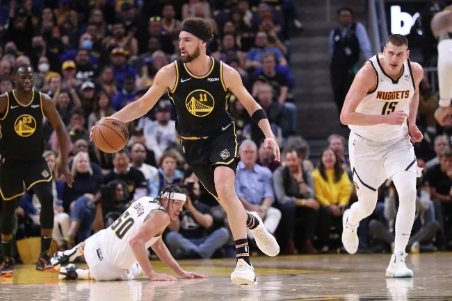 Thompson conduce el balón