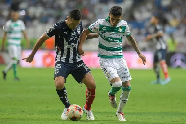 IMAGO7 Leo Suárez en acción con Santos