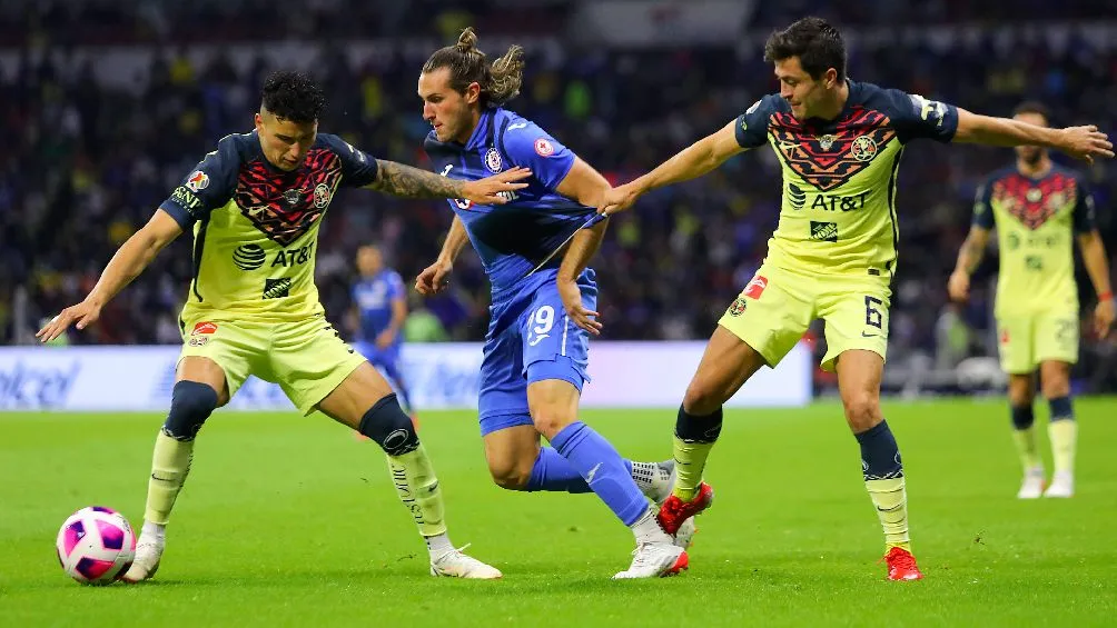 América y Cruz Azul jugando Clásico Joven en el Torneo Apertura 2021