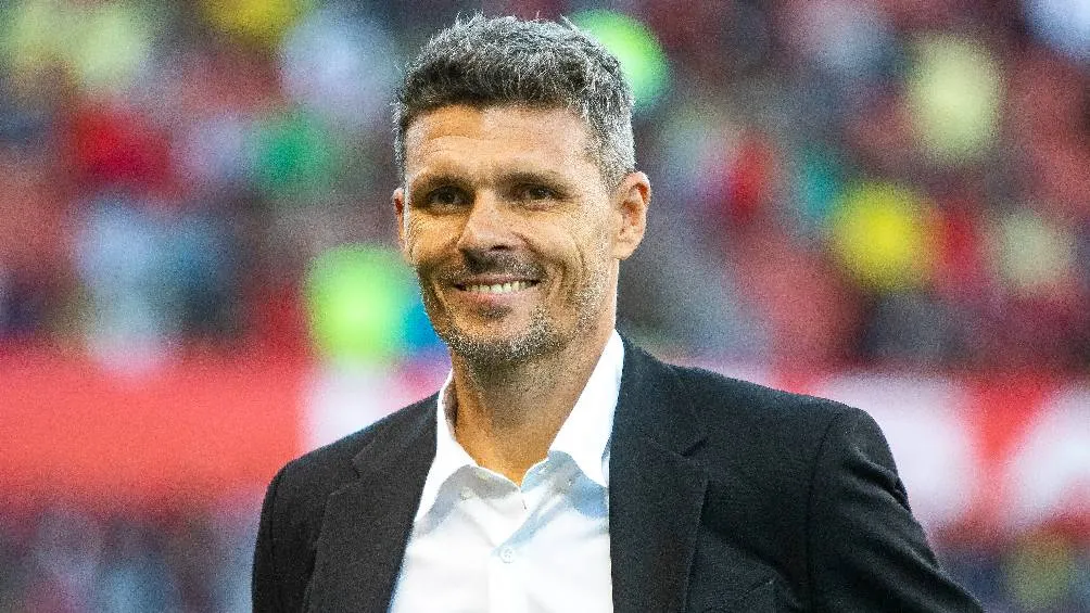 Fernando Ortiz dirigiendo al América durante partido de Liga MX