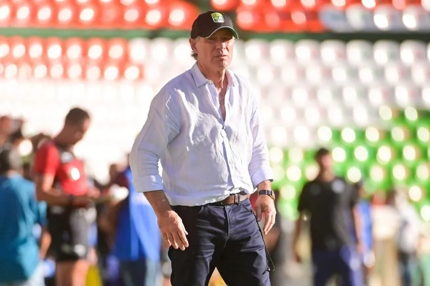 Ariel Holan en un partido del León