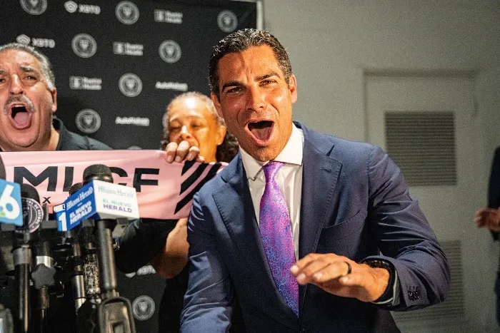 directivo festejan la construcción del "Miami Freedom Park"