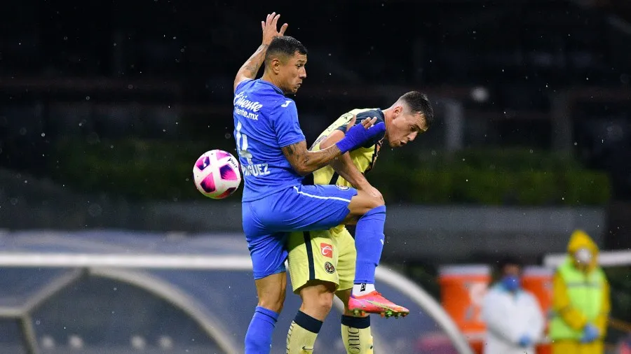 Viñas pelea el balón