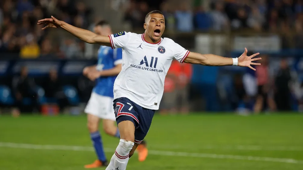 Kylian Mbappé festejando anotación ante Racing de Estrasburgo