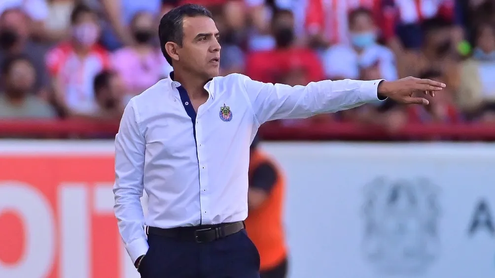 Ricardo Cadena dirigiendo a las Chivas durante partido de Liga MX