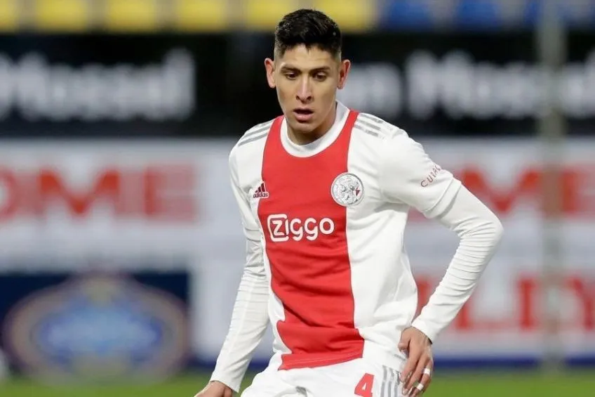 Edson Álvarez durante un partido del Ajax