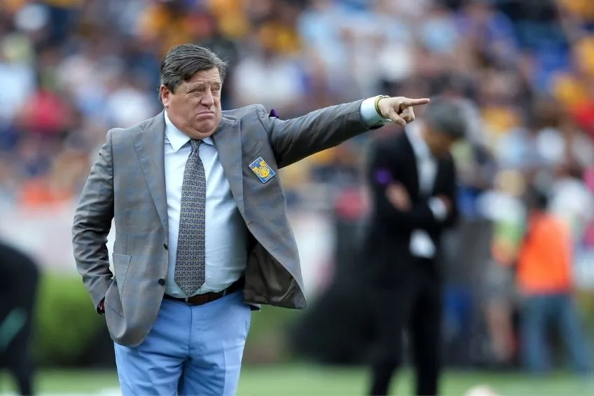Piojo Herrera dirigiendo a Tigres