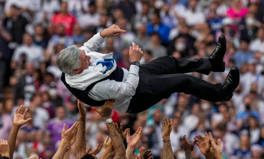 Carlo Ancelotti por los aires