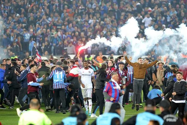 EFE Afición del Trabzonspor festeja en el campo