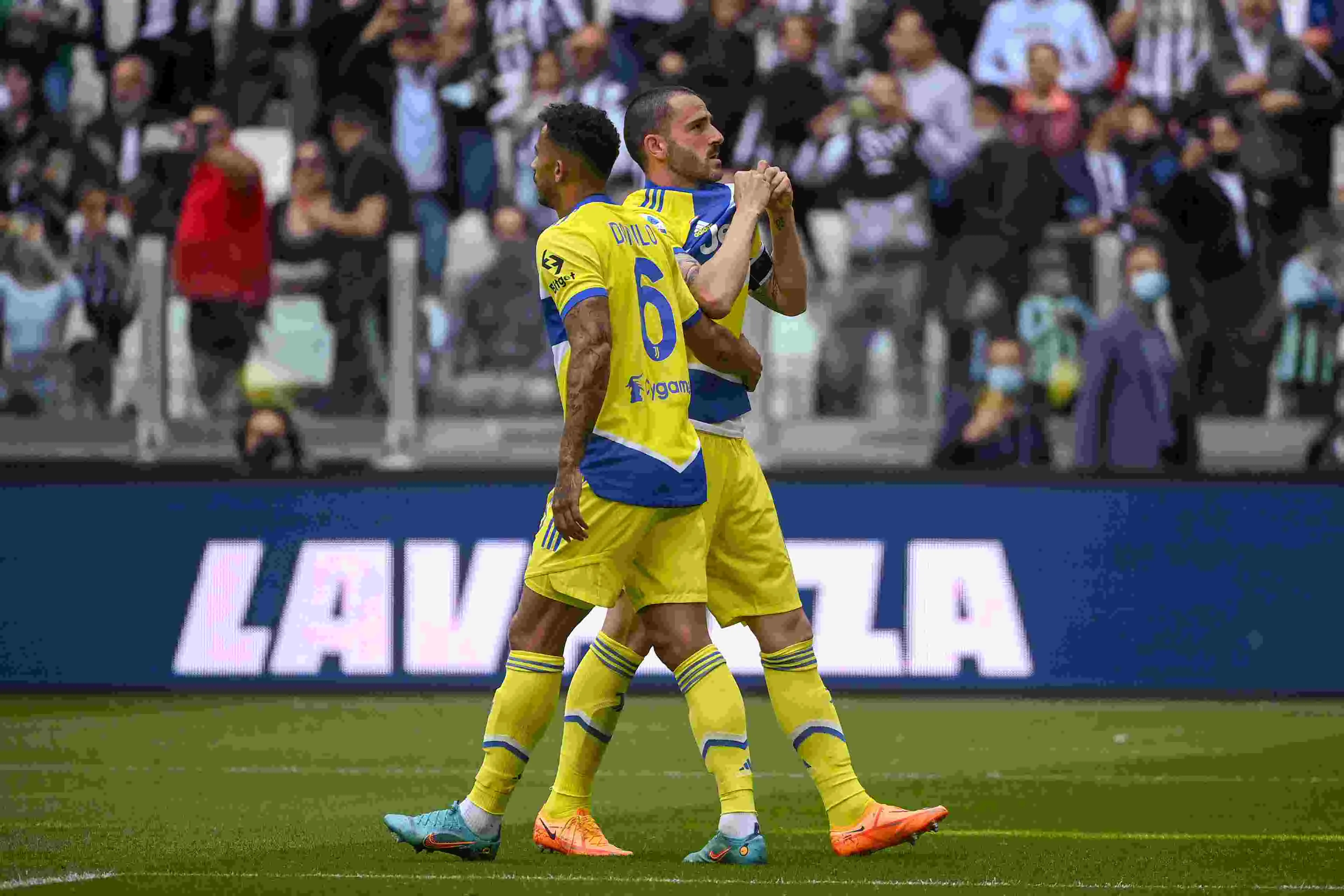 Leonardo Bonucci marcó doblete ante Venezia