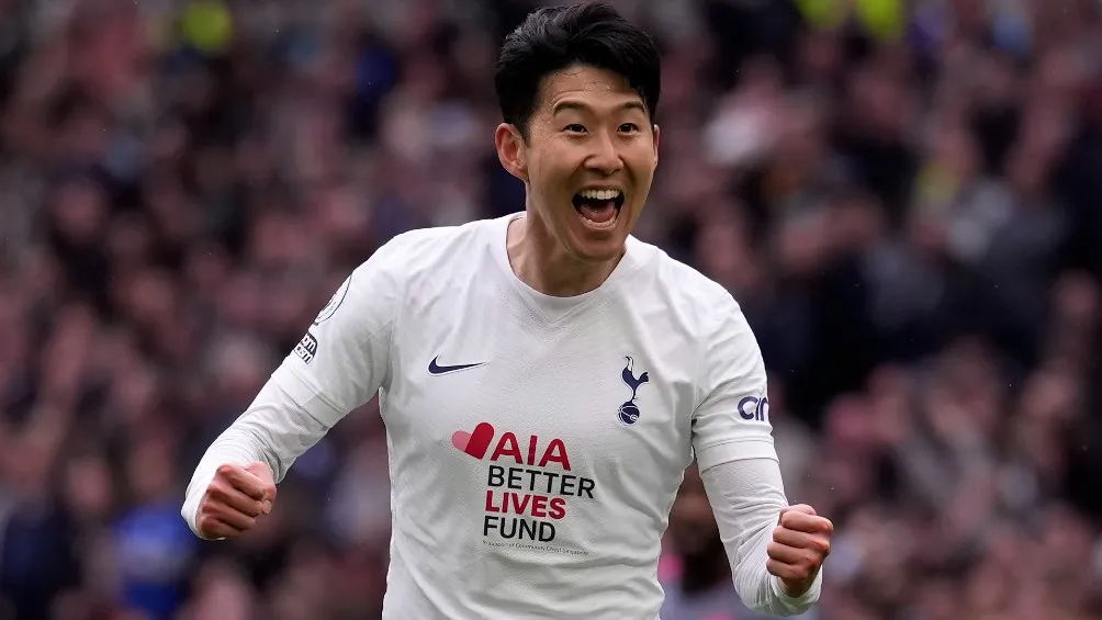 Son celebra uno de sus dos goles con Tottenham