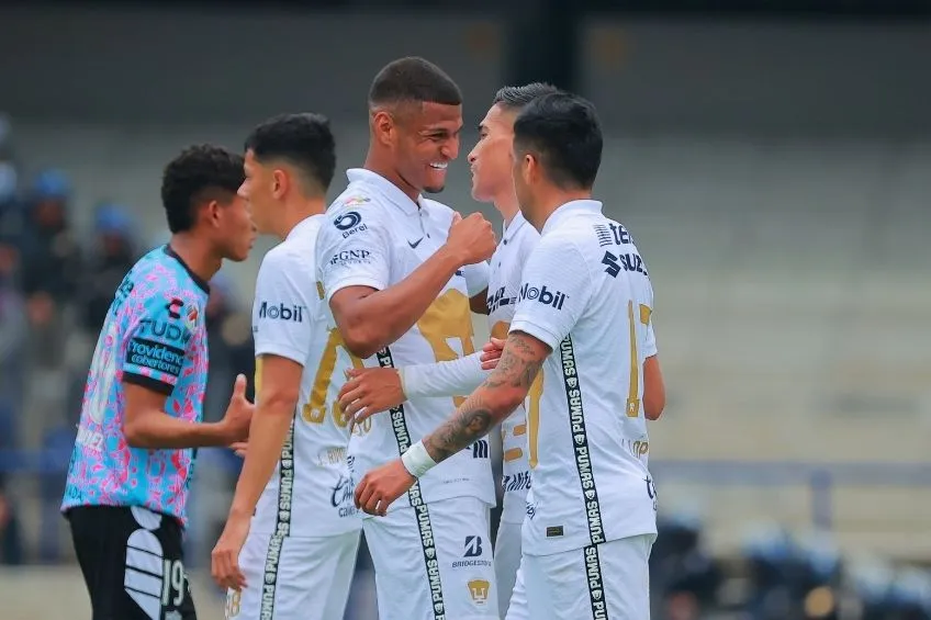 Jugadores de Pumas festejando el triunfo