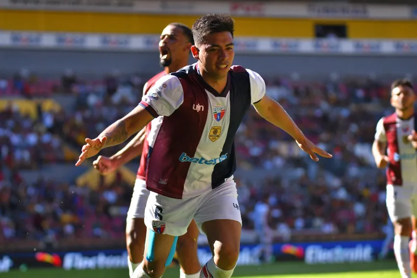 Jugadores del Atlante celebrando un gol a favor