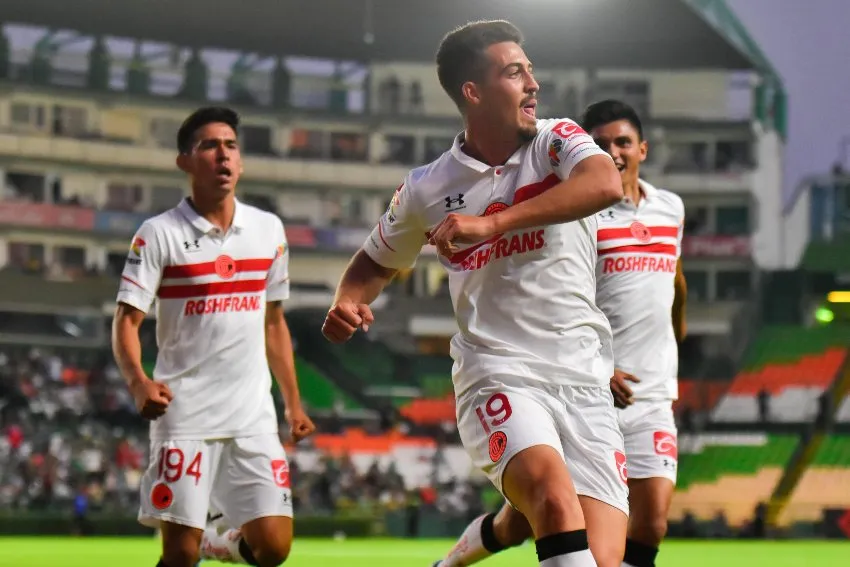 Jugadores de Toluca celebrando un gol a favor
