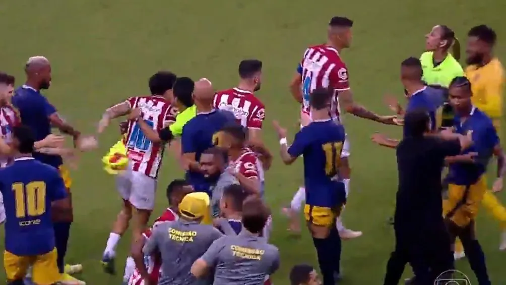 Jean Carlos fue contenido por compañeros y rivales