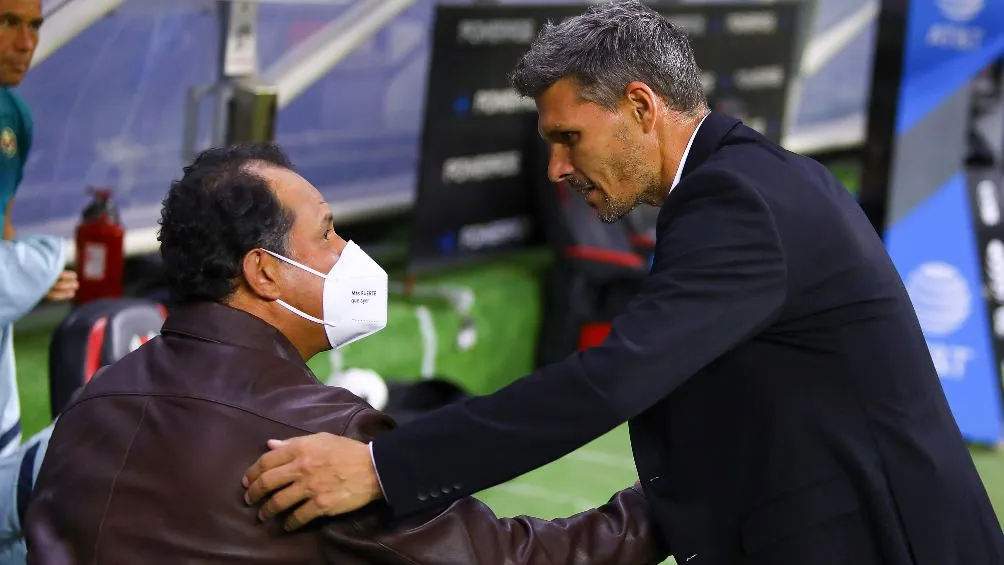 Juan Reynoso se saluda con el Tano Ortiz