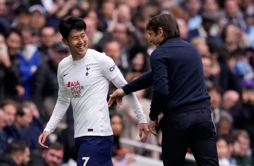 Heung Min Son y Antonio Conte celebran gol
