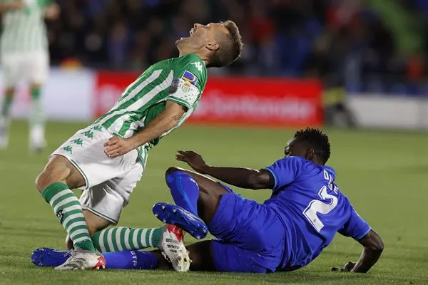 Canales recibe una falta