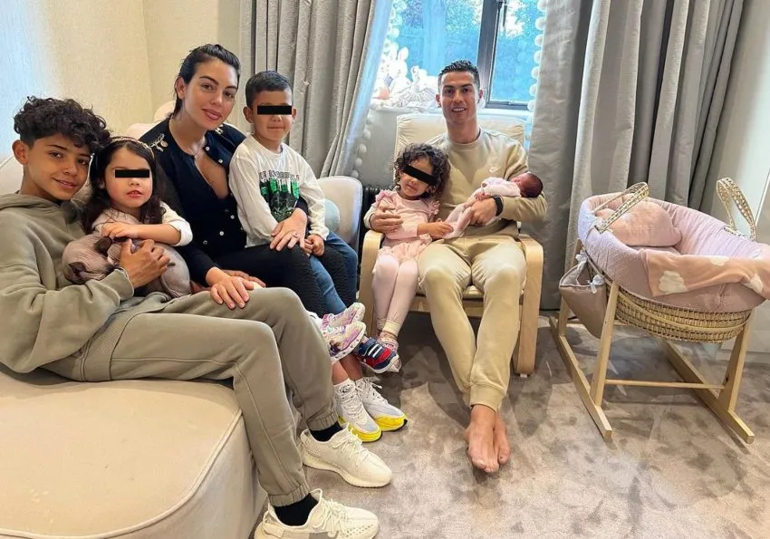 Georgina y CR7 con sus hijos