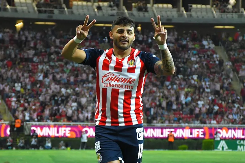Alexis Vega festejando un gol