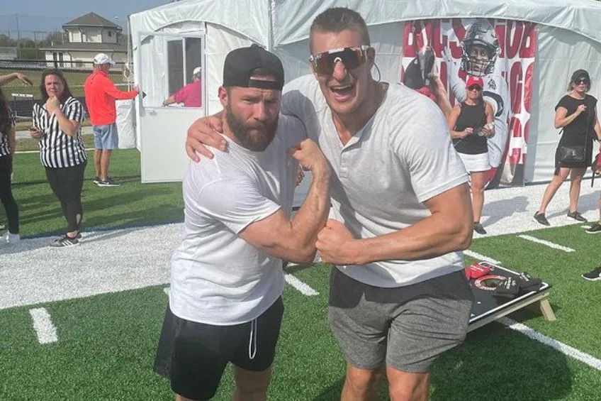Gronkowski y Edelman en un evento de futbol americano