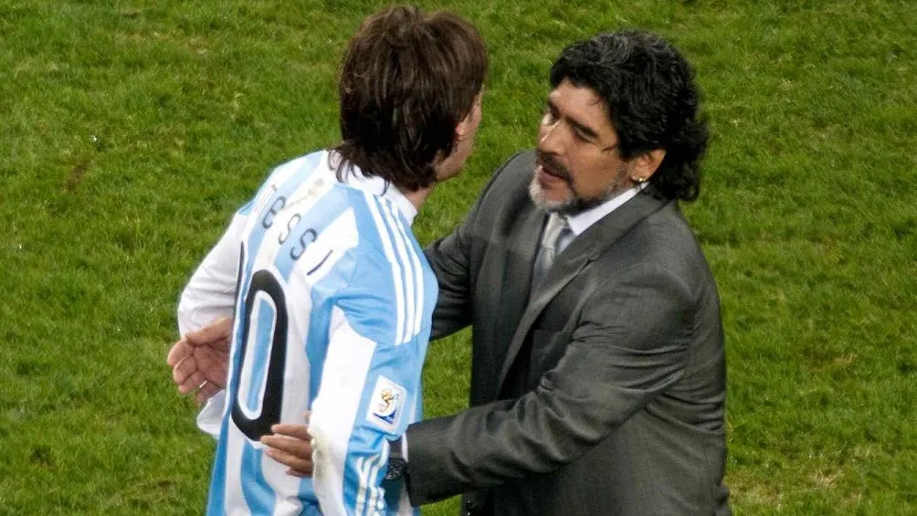Diego Maradona dirigiendo a Messi con la Selección Argentina