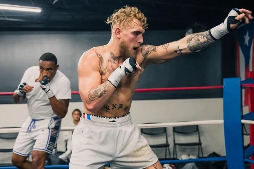 Jake Paul entrenando para una pelea