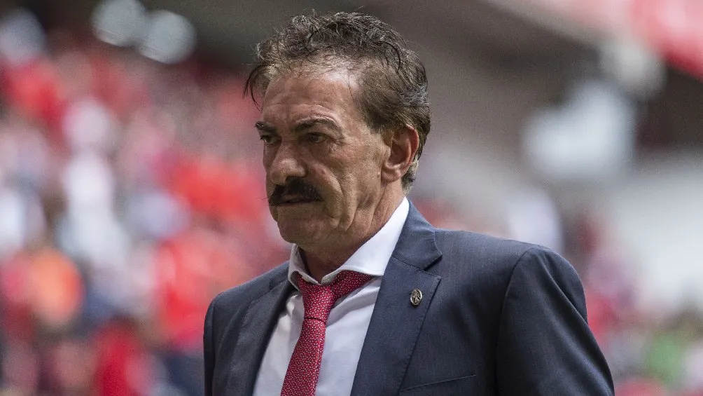 Ricardo La Volpe dirigiendo al Toluca durante partido en la Liga MX