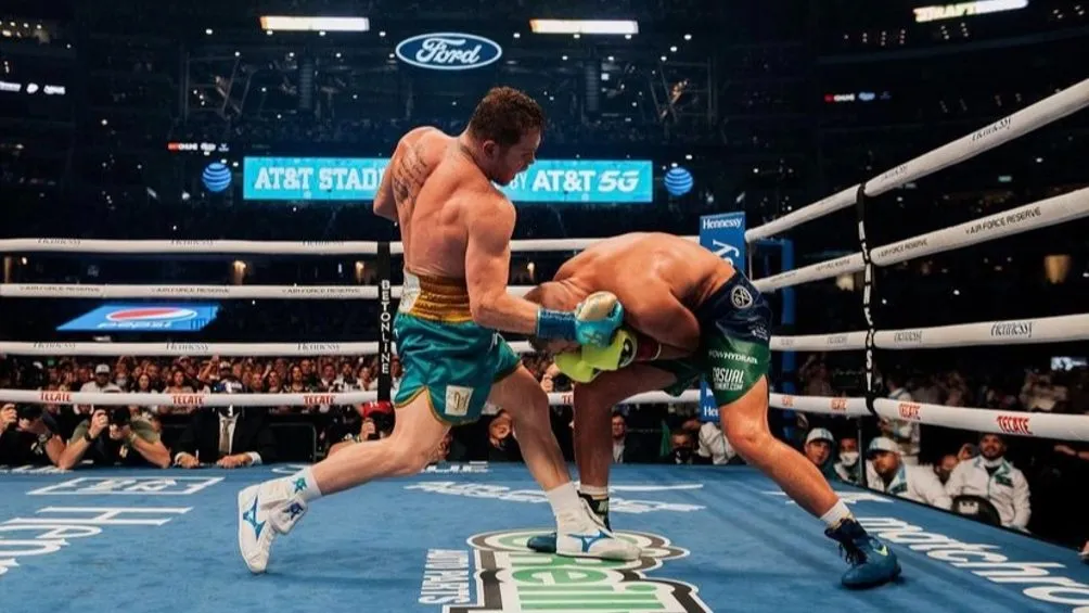 Canelo Álvarez peleando ante Saunders