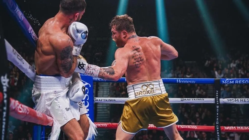 Canelo Álvarez peleando ante Plant