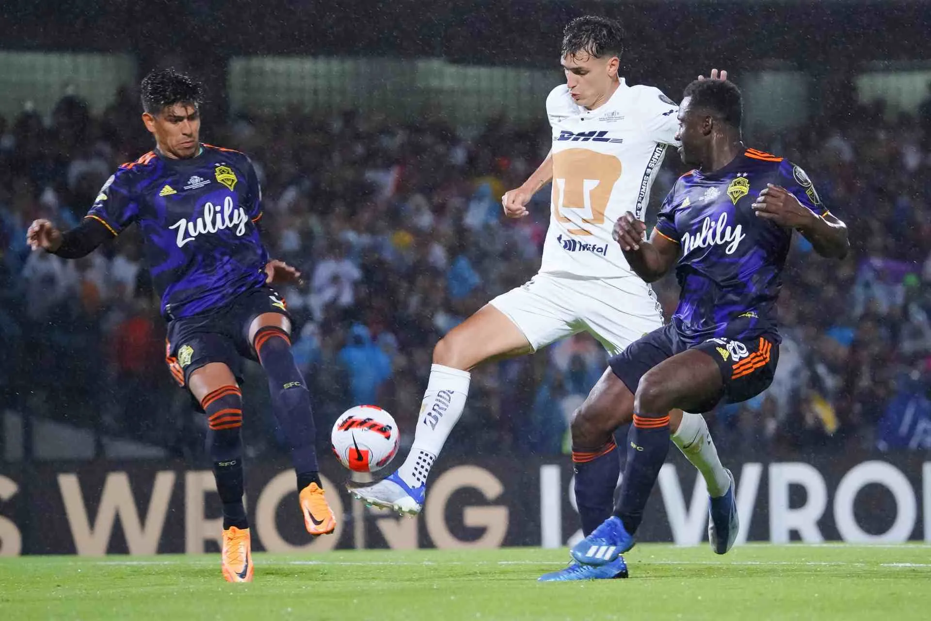 Pumas jugando Final de Ida ante Seattle Sounders en CU