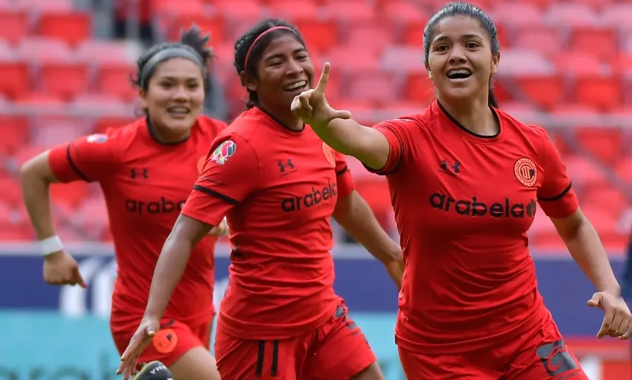 Mariel Román celebra gol del empate