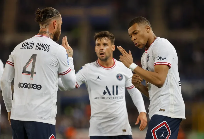 AP Mbappé celebrando un gol con el PSG