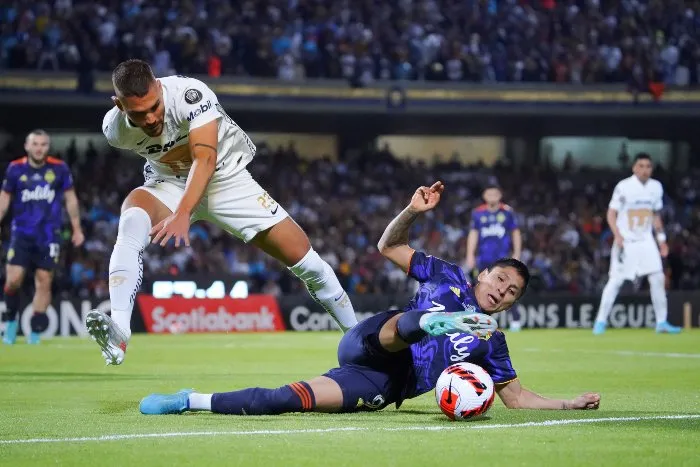 Raúl Ruidíaz en acción ante Pumas
