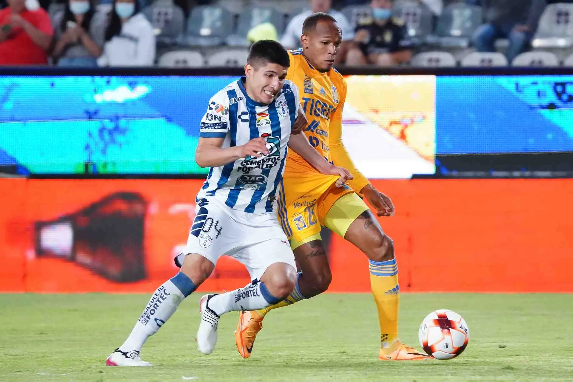 Pachuca y Tigres jugando partido de Liga MX en el Torneo Clausura 2022
