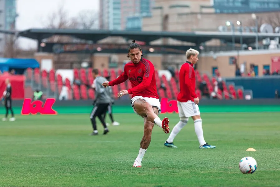 Carlos Salcedo dio positivo a Covid-19