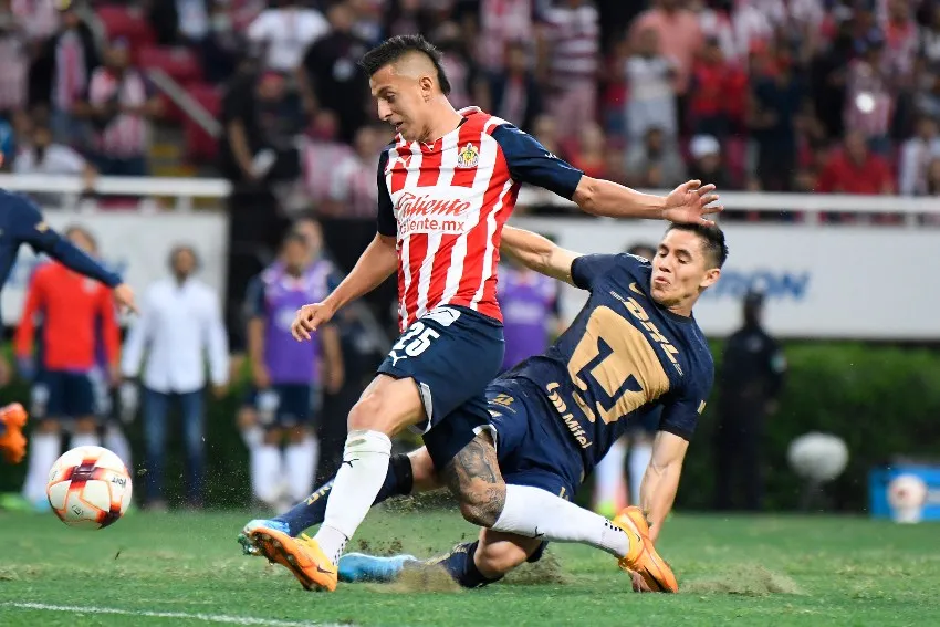 Alvarado en el partido de la J16 vs Pumas