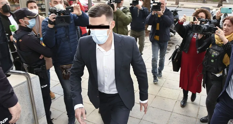 EFE Santi Mina llegando a juicio