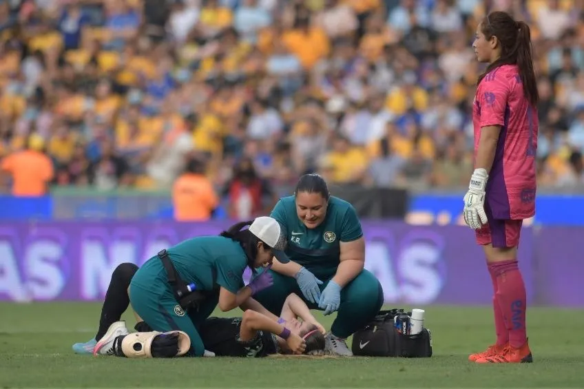 Katty Martínez siendo atendida tras el golpe