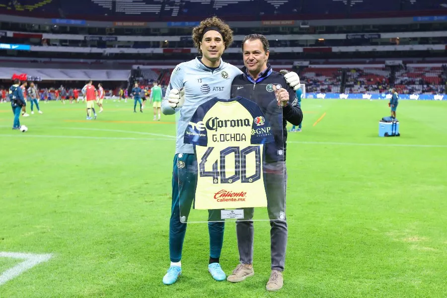 Santiago Baños junto a Guillermo Ochoa