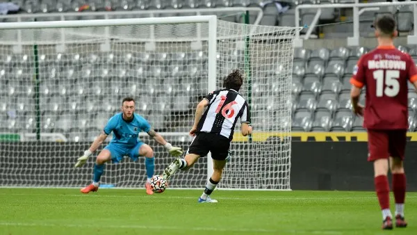 Santiago Muñoz con el Newcastle United Sub 23