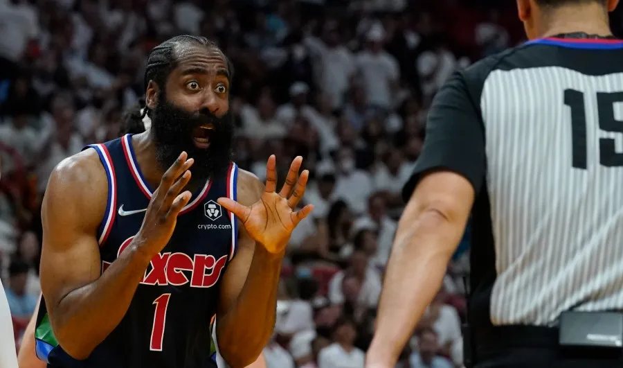 James Harden protesta decisión