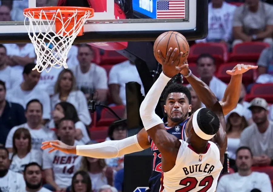 Jimmy Butler tira a la canasta
