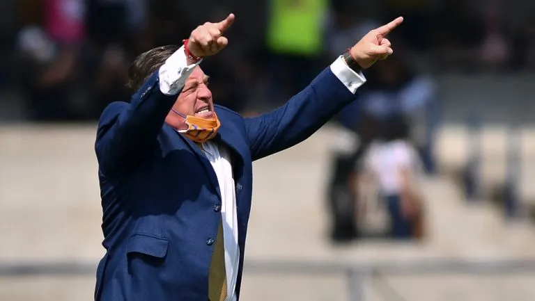 Piojo Herrera, dirigiendo a Tigres