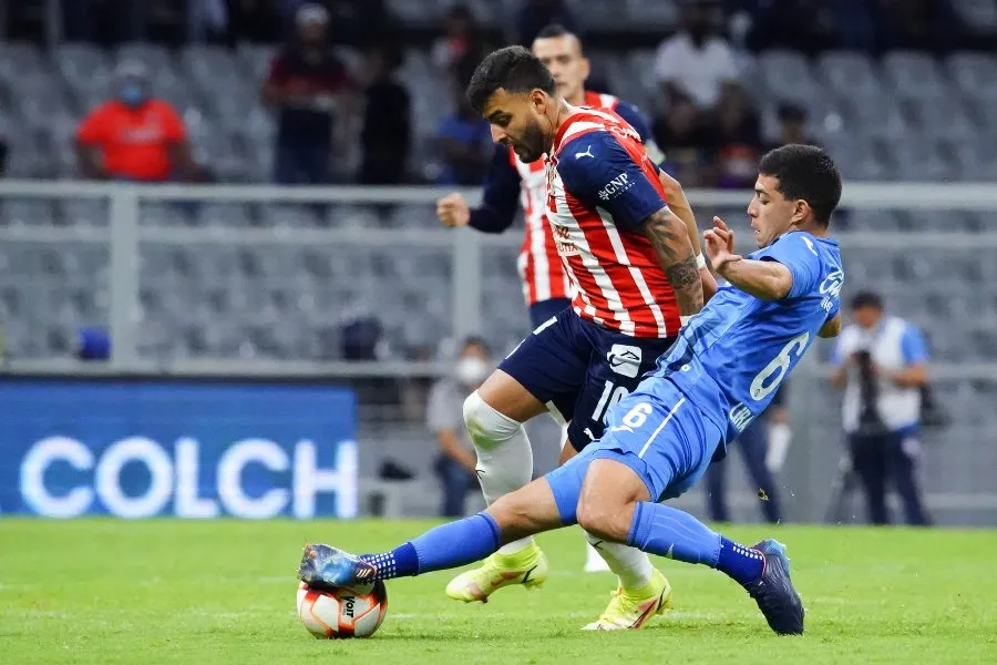 Erik Lira durante un partido con Cruz Azul