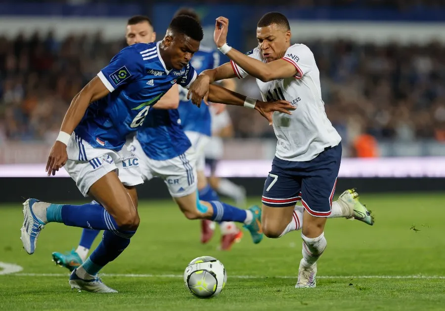Kylian Mbappé durante un partido con el PSG