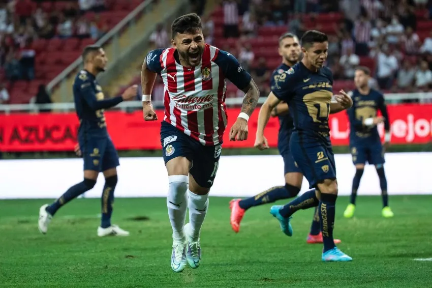 MIGUEL PONTÓN / AGENCIA RÉCORD Alexis Vega celebrando un gol con Chivas