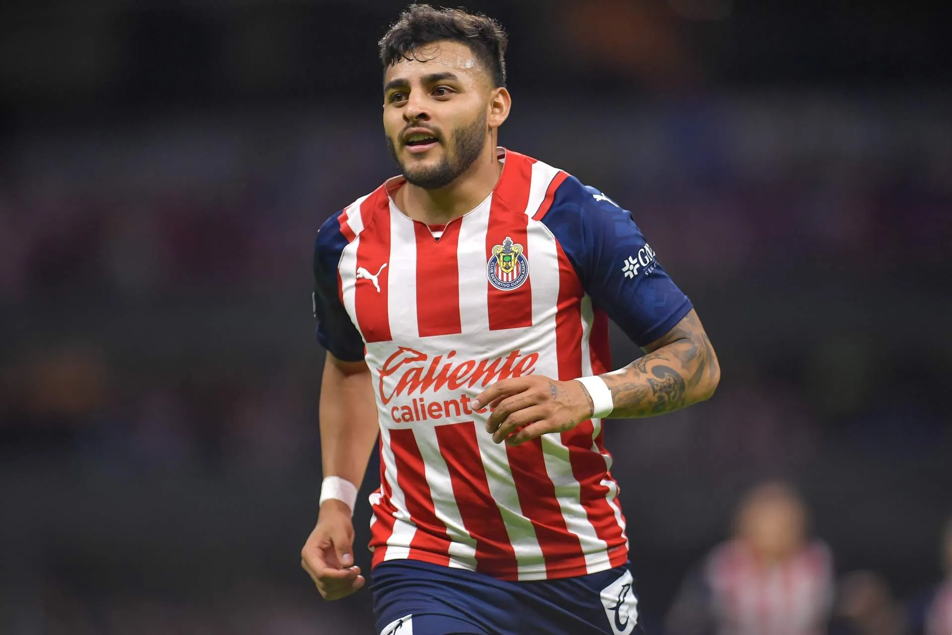 Alexis Vega jugando partido con Chivas en la Liga MX