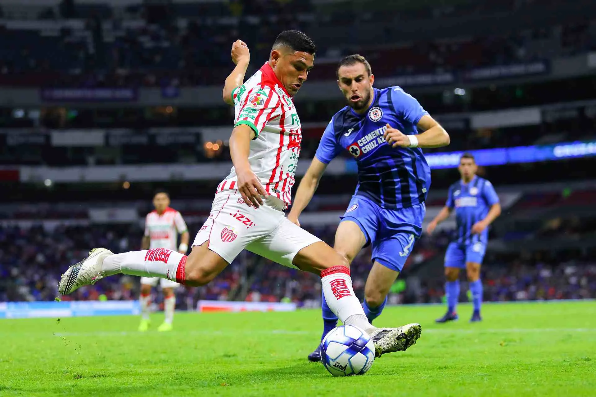 Cruz Azul y Necaxa jugando partido de Liga MX en el Estadio Azteca