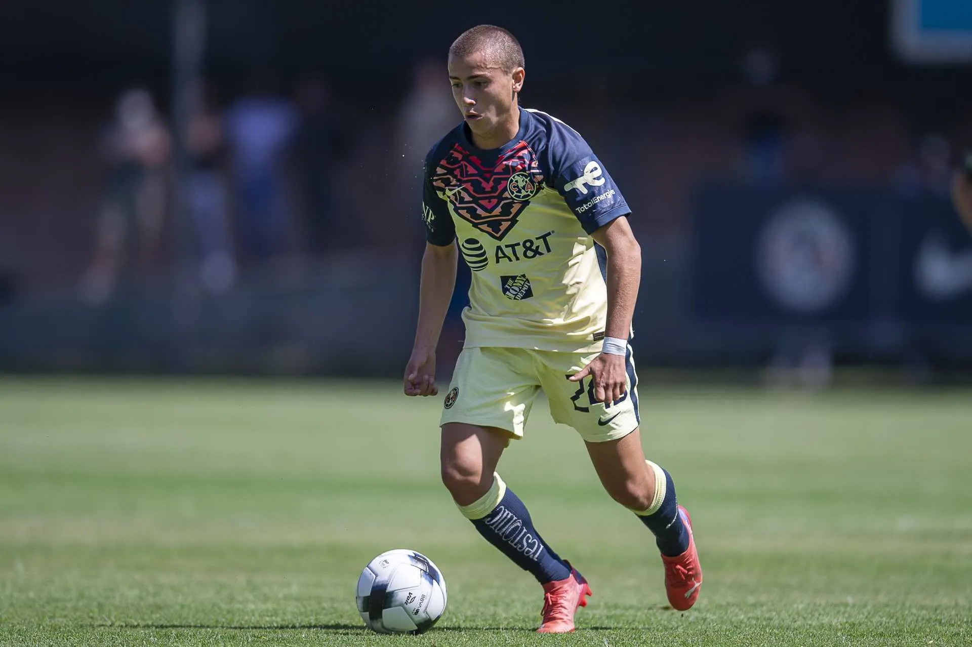 Iker Moreno jugando partido con las Fuerzas Básicas del América